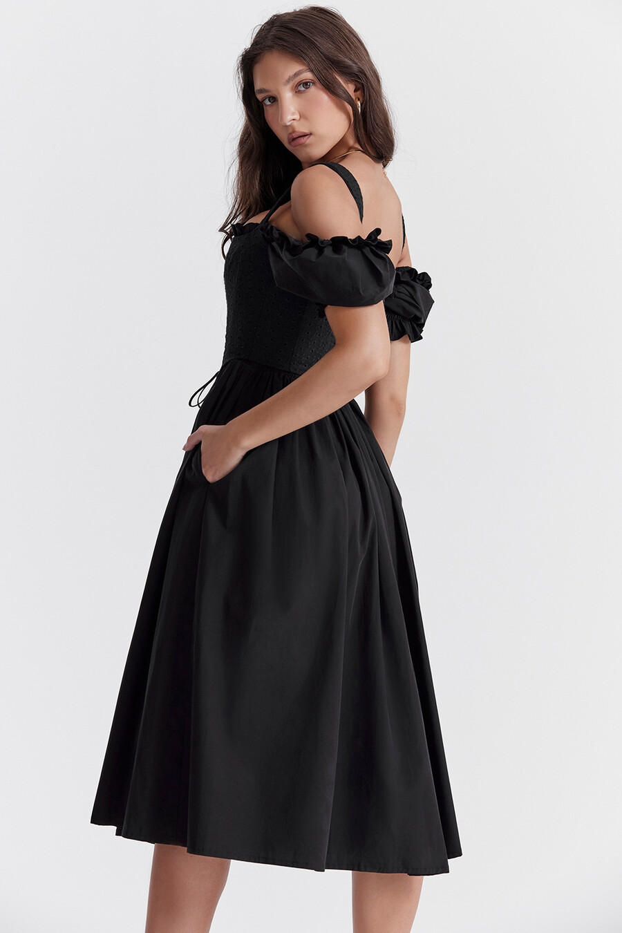 schwarzes midi-sommerkleid mit puffärmeln