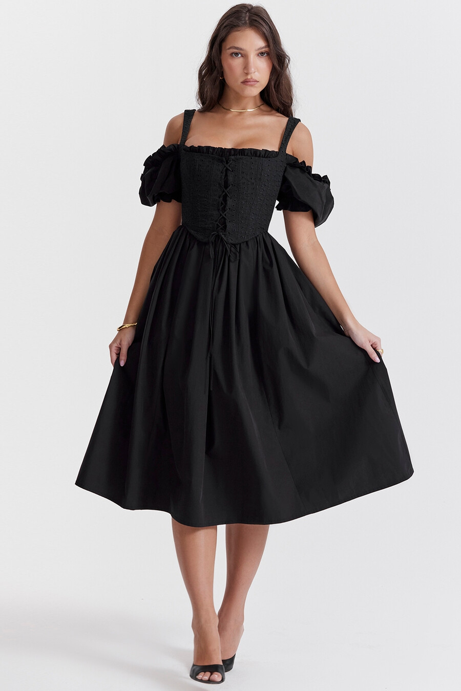 schwarzes midi-sommerkleid mit puffärmeln