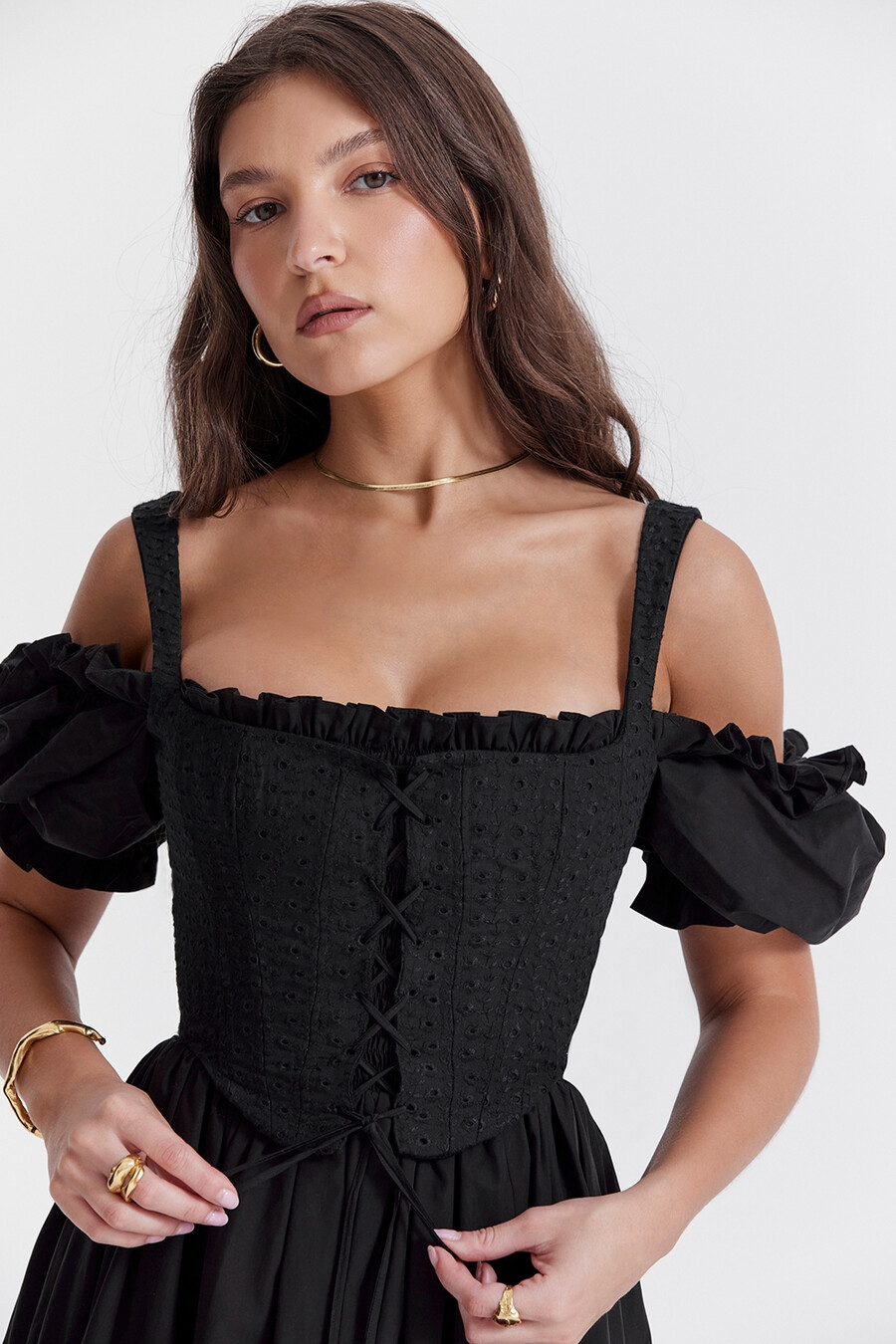 schwarzes midi-sommerkleid mit puffärmeln
