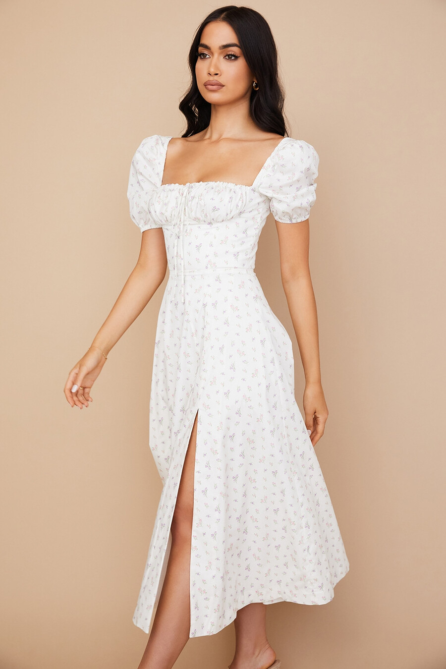 weißes midikleid mit blumenmuster und puffärmeln
