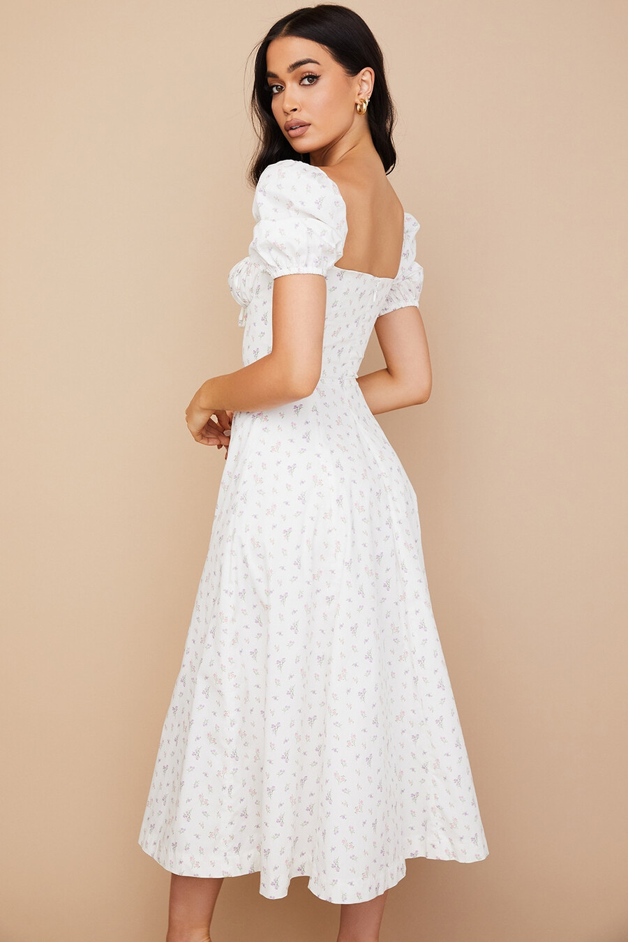 weißes midikleid mit blumenmuster und puffärmeln