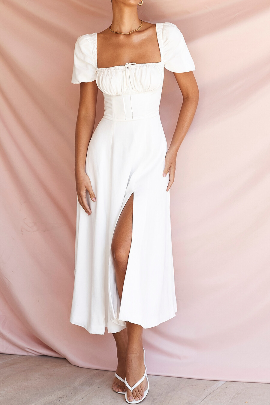 weißes midi-sommerkleid mit puffärmeln