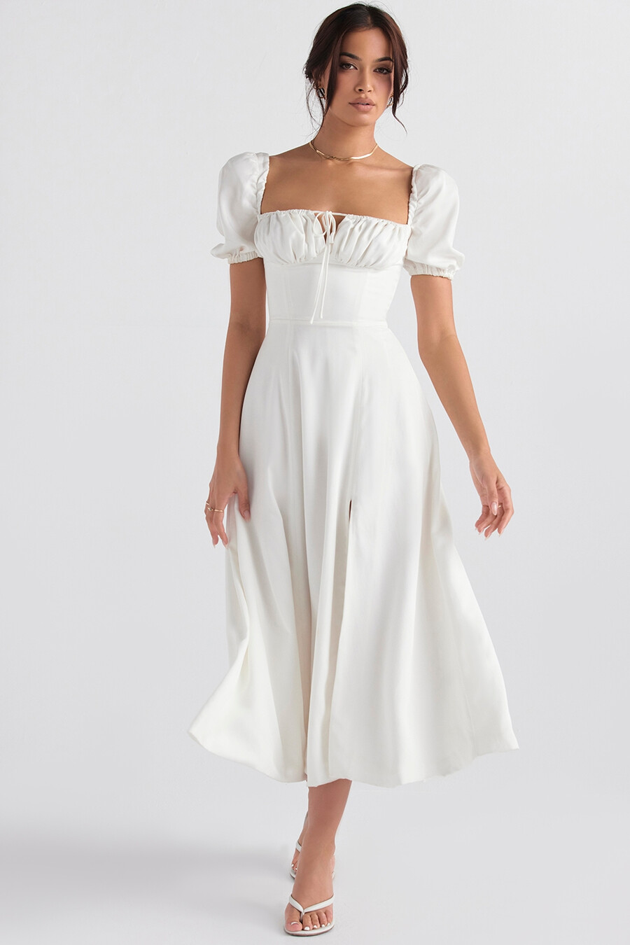 weißes midi-sommerkleid mit puffärmeln