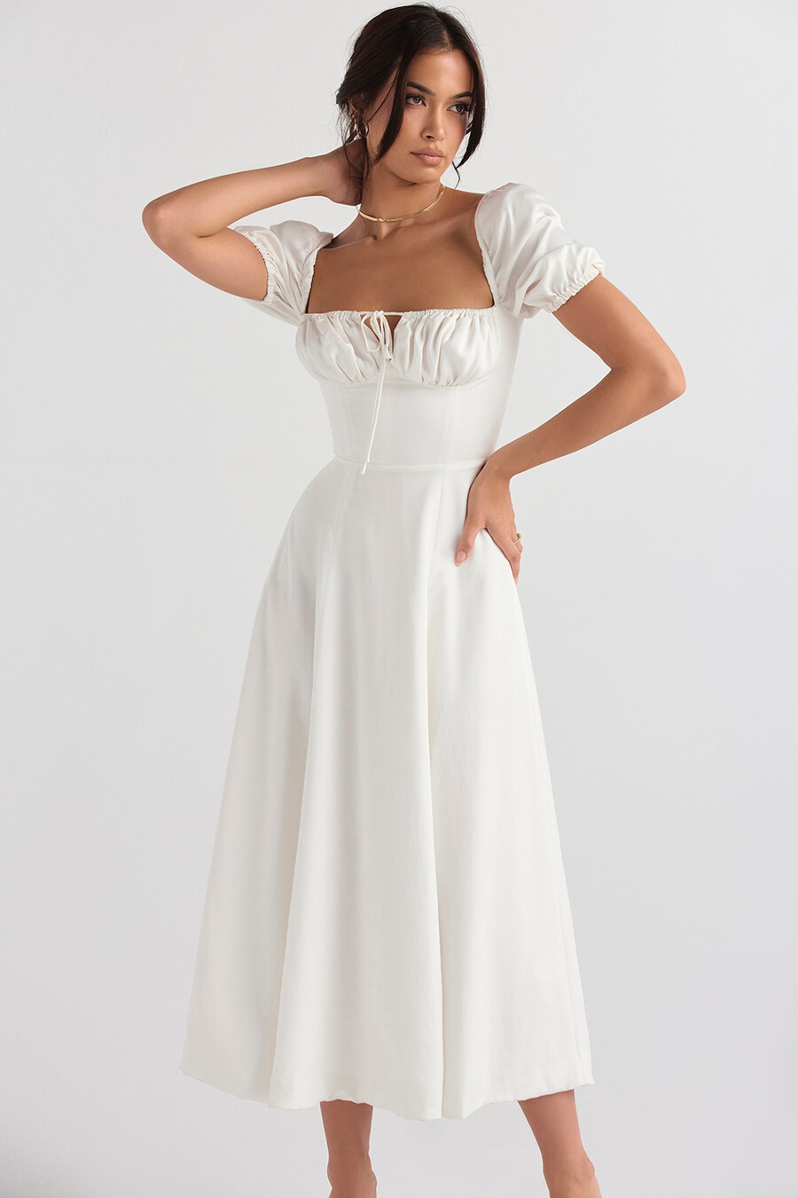 weißes midi-sommerkleid mit puffärmeln