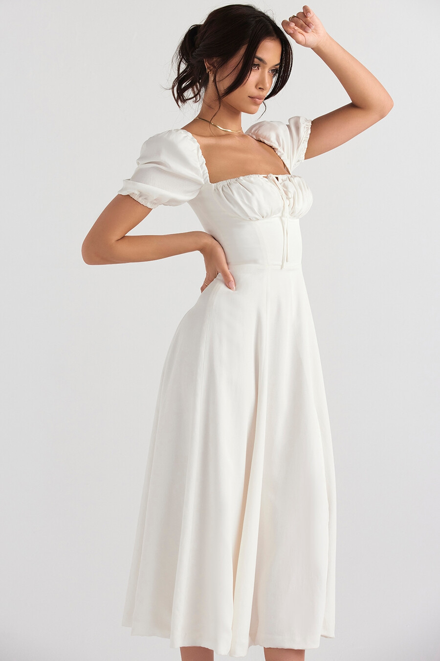 weißes midi-sommerkleid mit puffärmeln