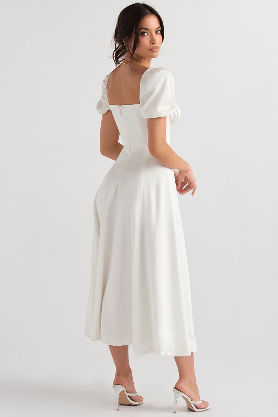 weißes midi-sommerkleid mit puffärmeln
