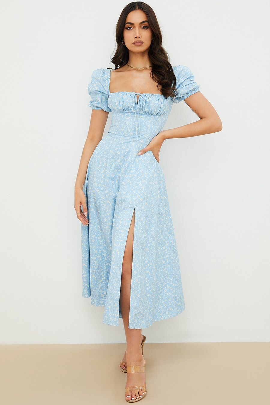 blau-elfenbeinfarbenes midikleid mit blumenmuster und puffärmeln