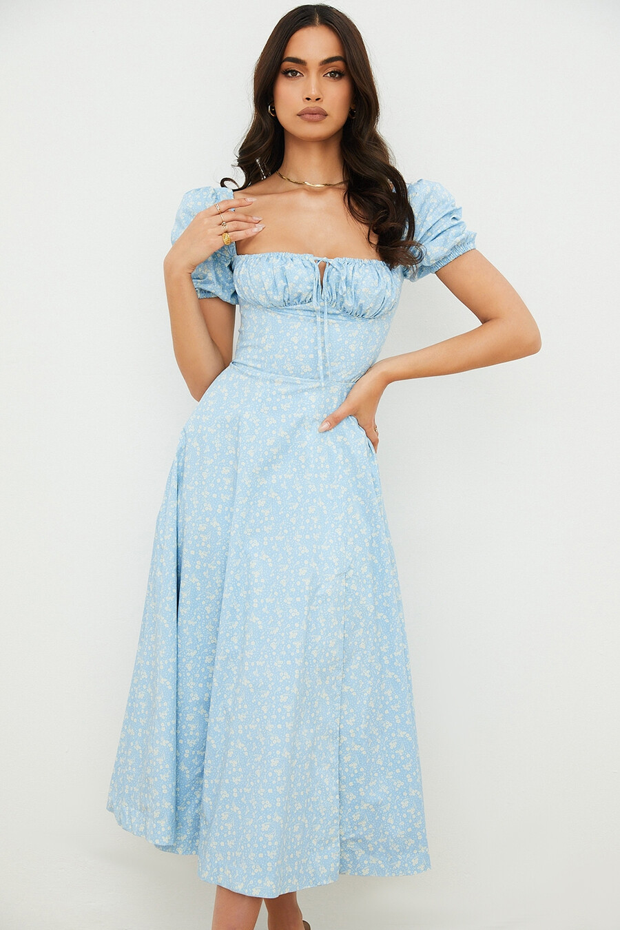 blau-elfenbeinfarbenes midikleid mit blumenmuster und puffärmeln