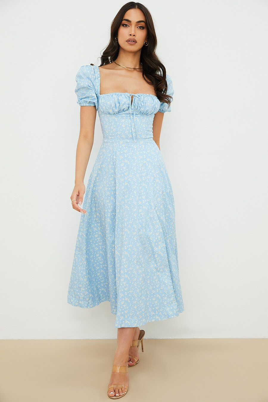 blau-elfenbeinfarbenes midikleid mit blumenmuster und puffärmeln
