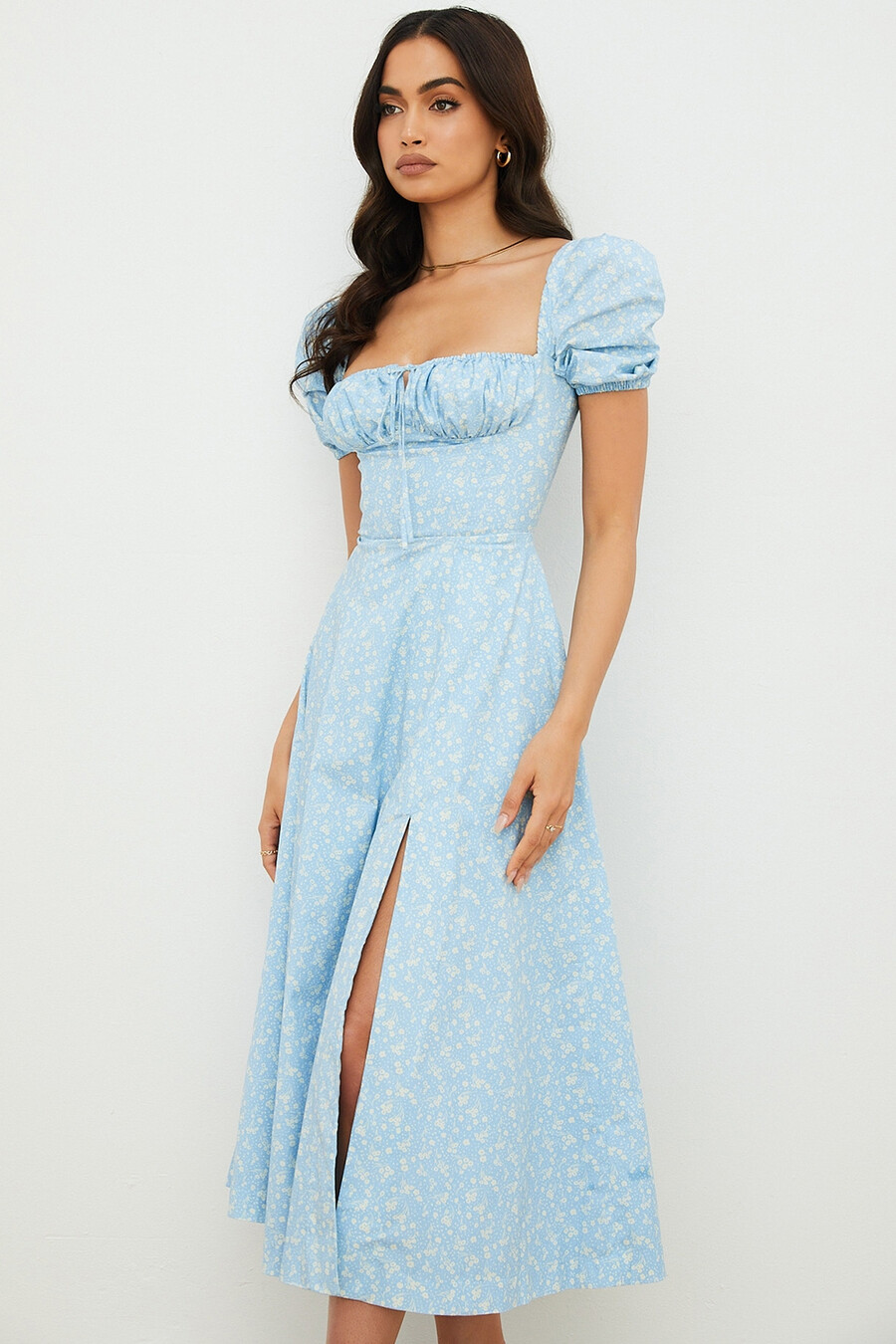 blau-elfenbeinfarbenes midikleid mit blumenmuster und puffärmeln