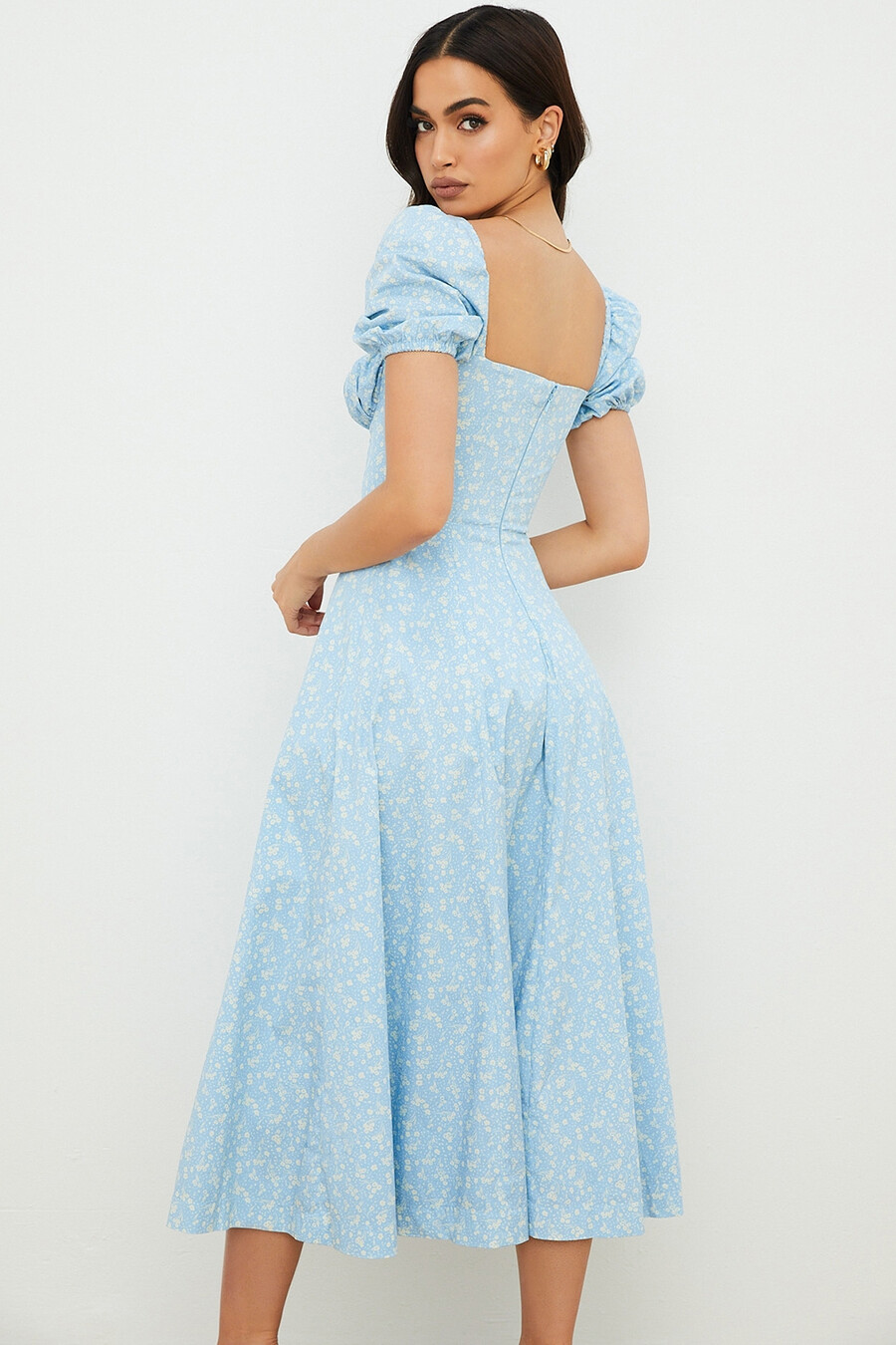 blau-elfenbeinfarbenes midikleid mit blumenmuster und puffärmeln