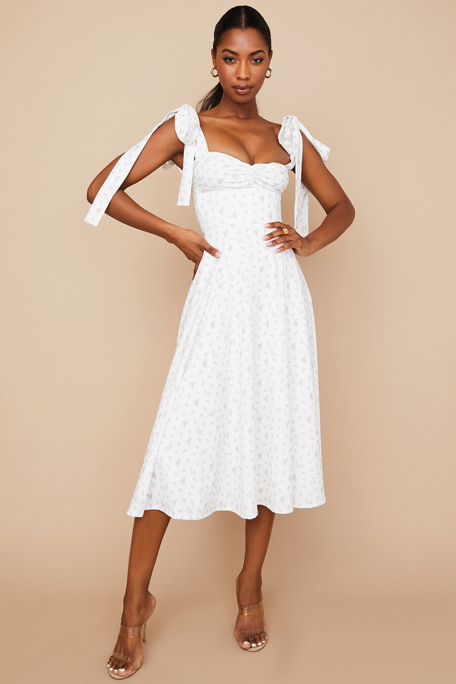 weißes geblümtes midi-sommerkleid