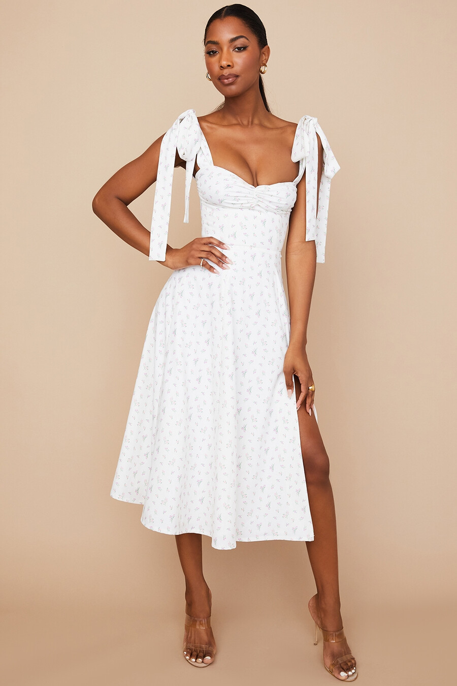 weißes geblümtes midi-sommerkleid