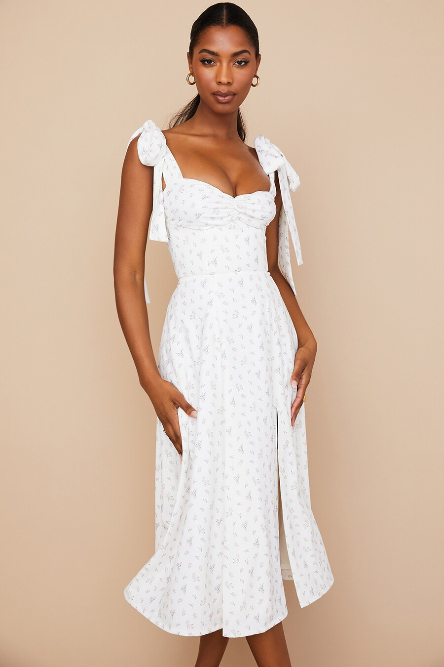 weißes geblümtes midi-sommerkleid