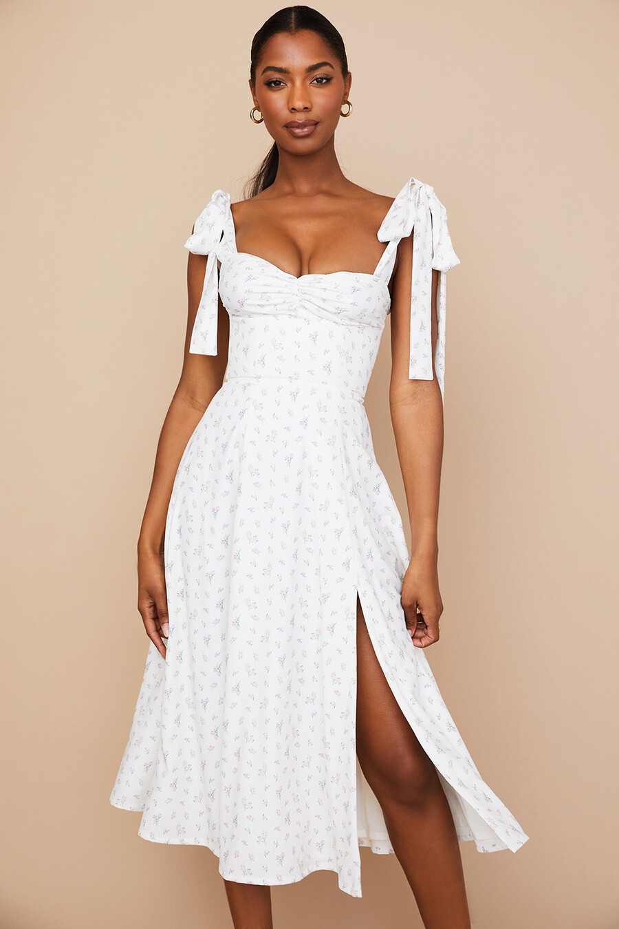 weißes geblümtes midi-sommerkleid