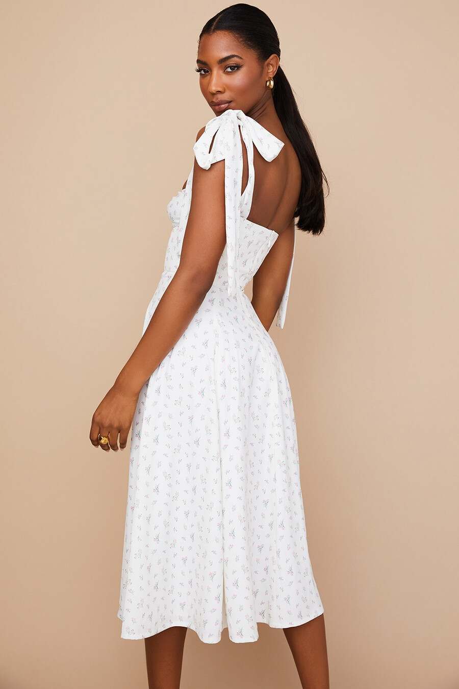weißes geblümtes midi-sommerkleid