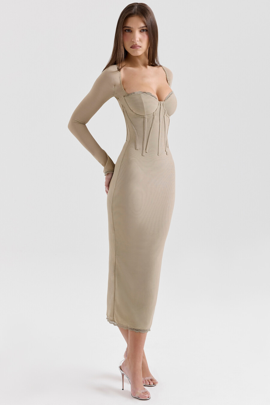 beigefarbenes figurbetontes midikleid mit langen Ärmeln und mesh-einsätzen