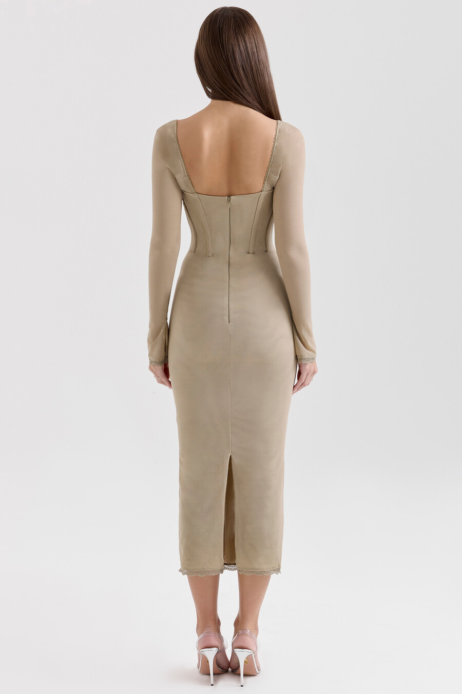 beigefarbenes figurbetontes midikleid mit langen Ärmeln und mesh-einsätzen