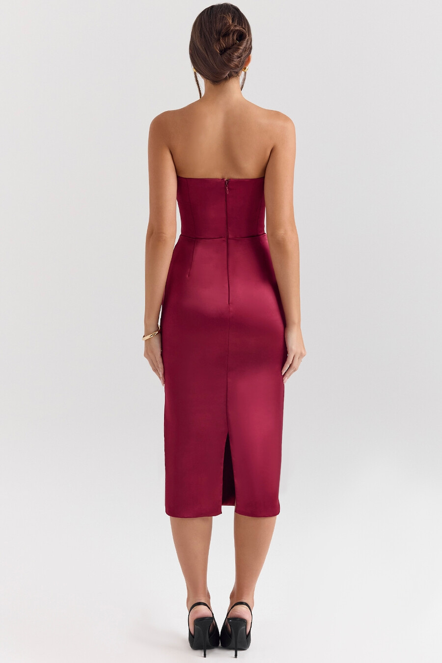 beerenfarbenes trägerloses midikleid aus satin