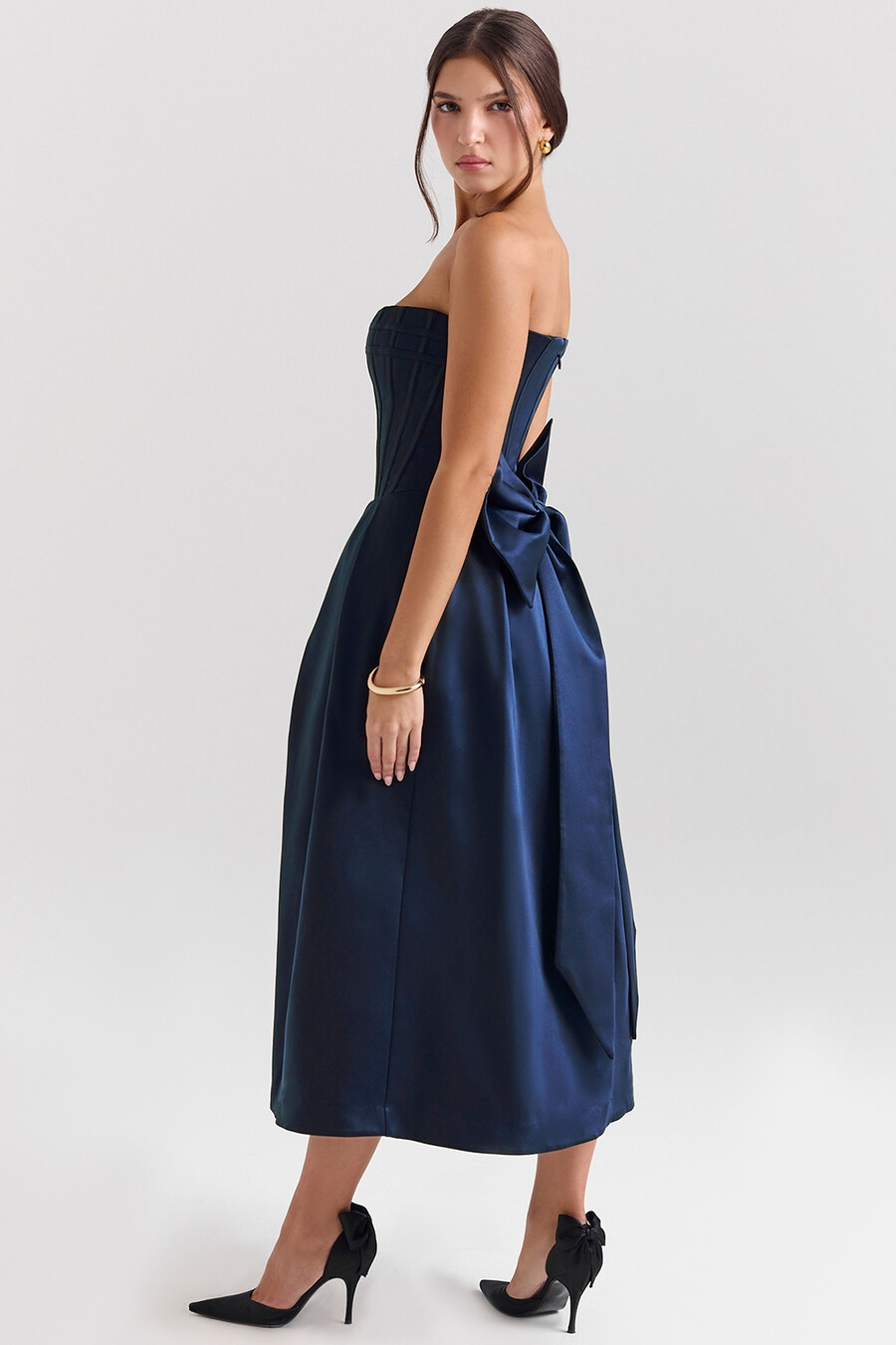 mitternachtsblaues trägerloses midikleid mit abnehmbarer schleife