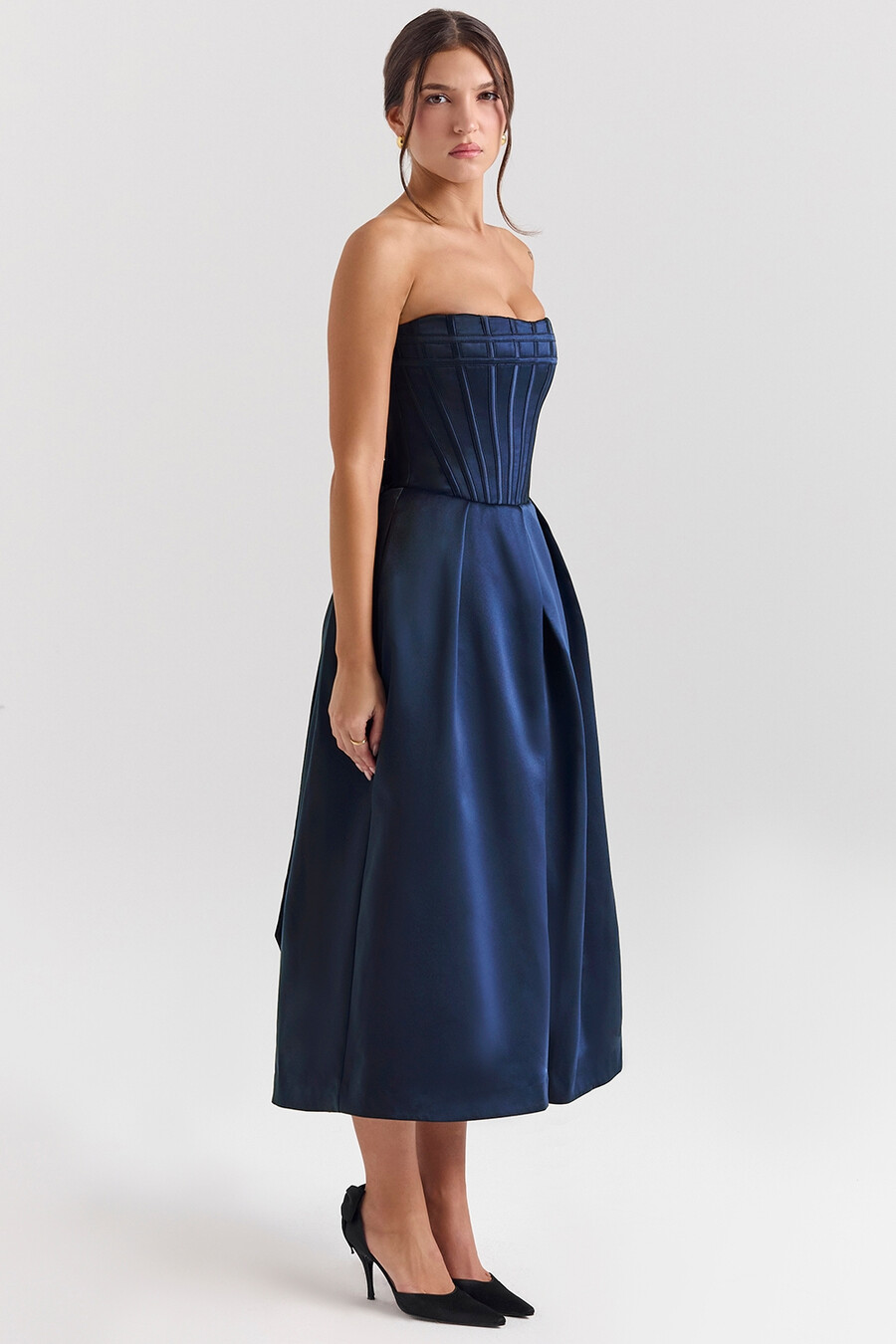 mitternachtsblaues trägerloses midikleid mit abnehmbarer schleife