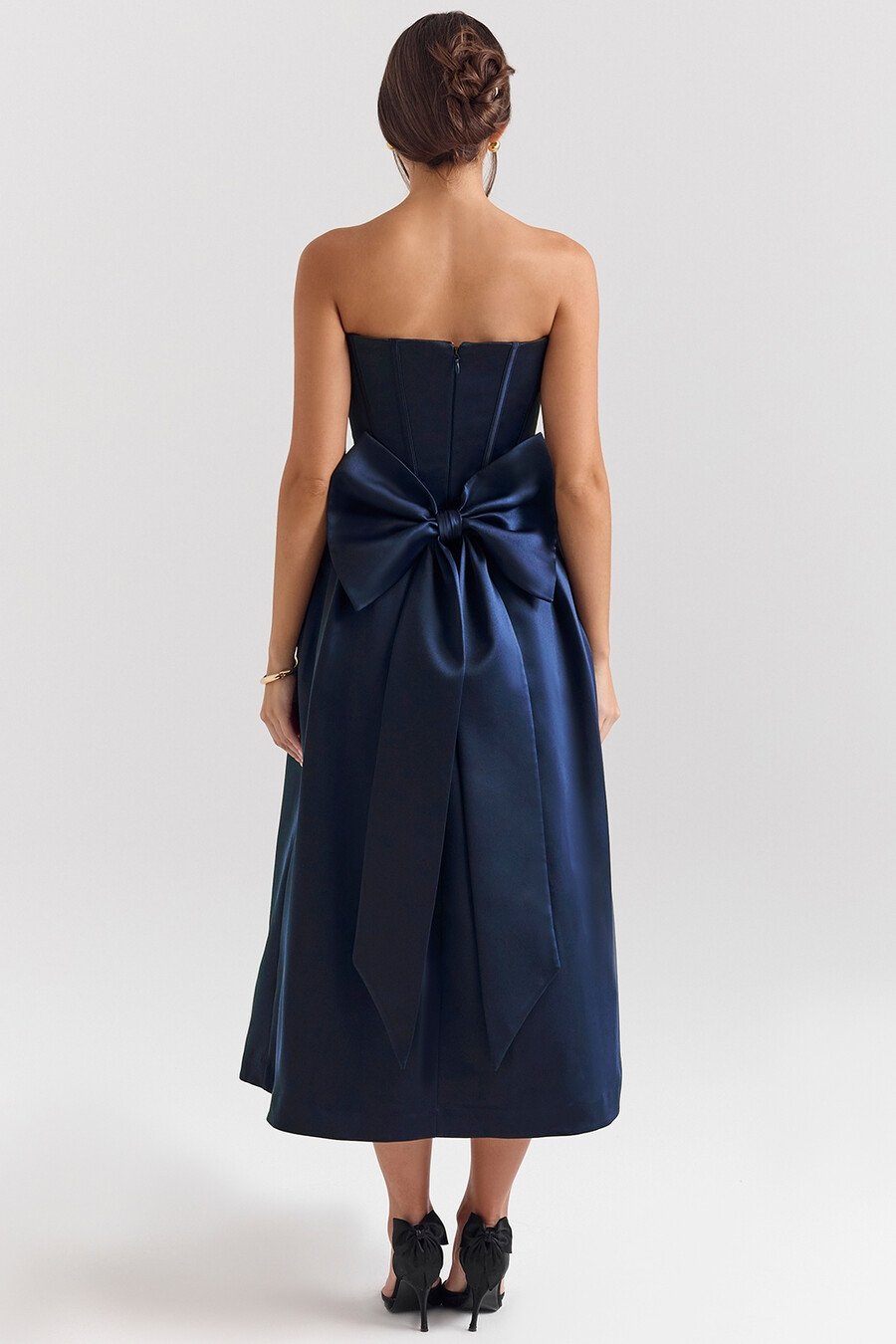 mitternachtsblaues trägerloses midikleid mit abnehmbarer schleife