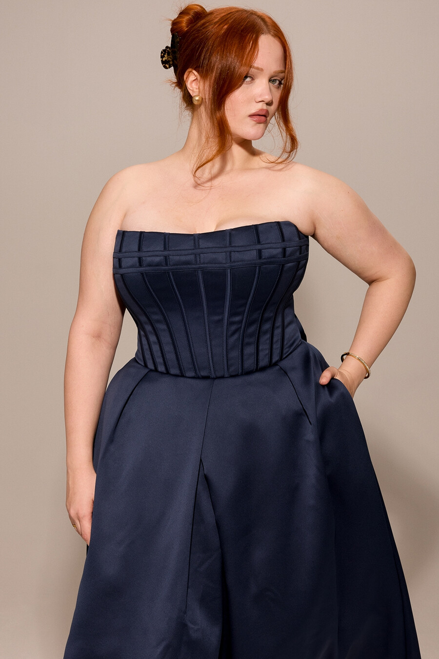 mitternachtsblaues trägerloses midikleid mit abnehmbarer schleife