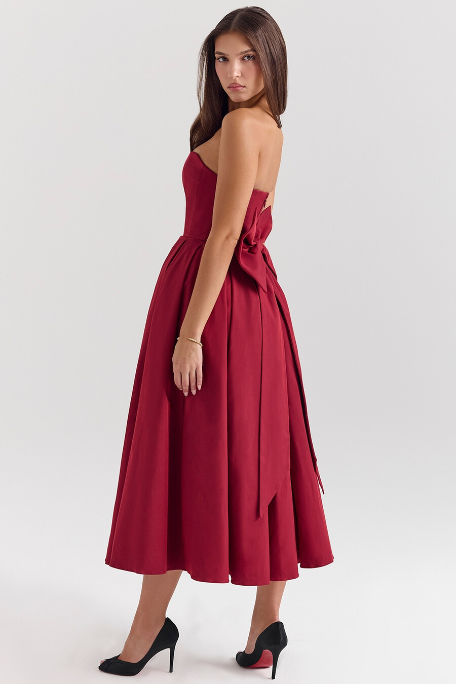 beerenfarbenes trägerloses midikleid mit abnehmbarer schleife