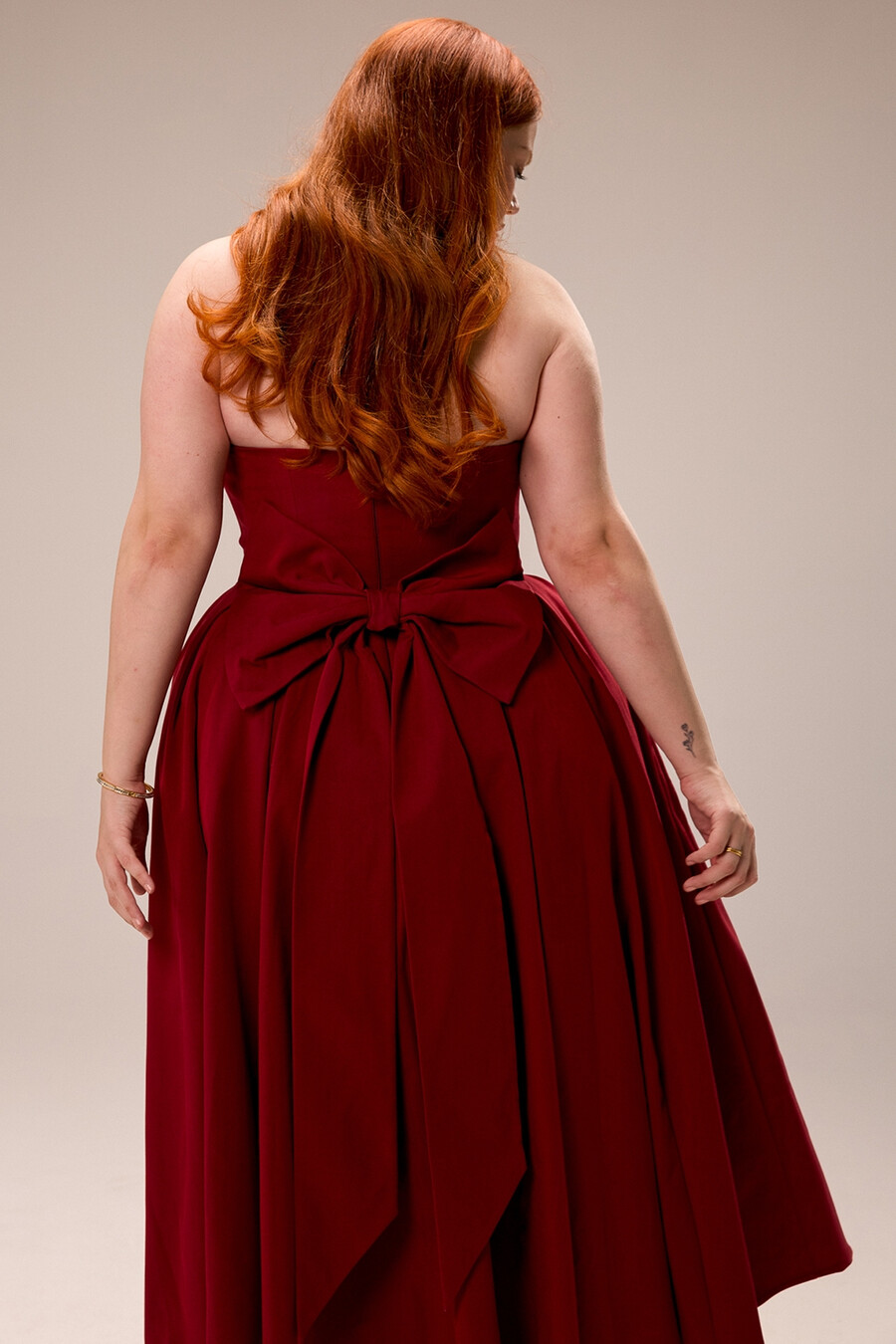 beerenfarbenes trägerloses midikleid mit abnehmbarer schleife