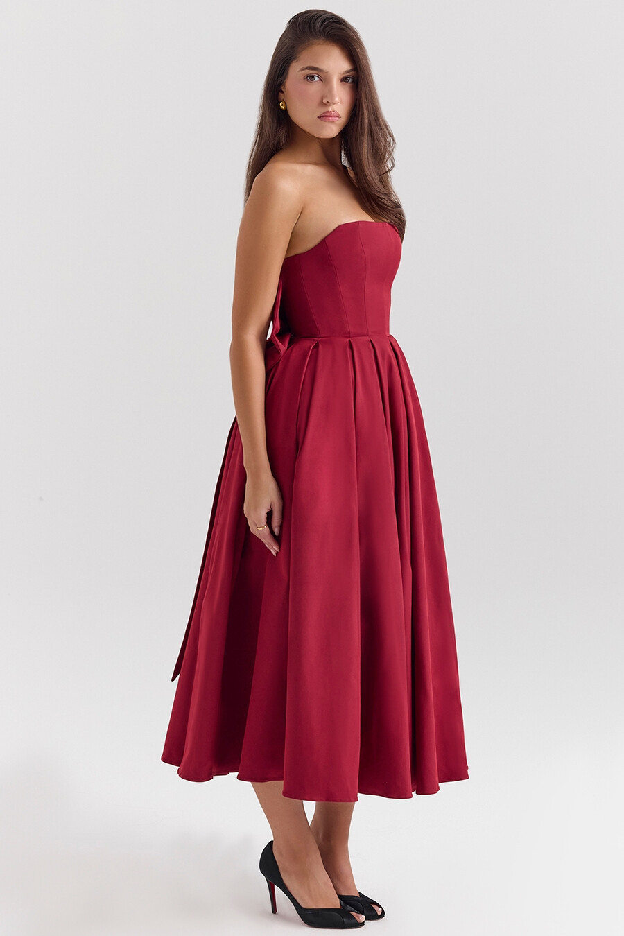 beerenfarbenes trägerloses midikleid mit abnehmbarer schleife
