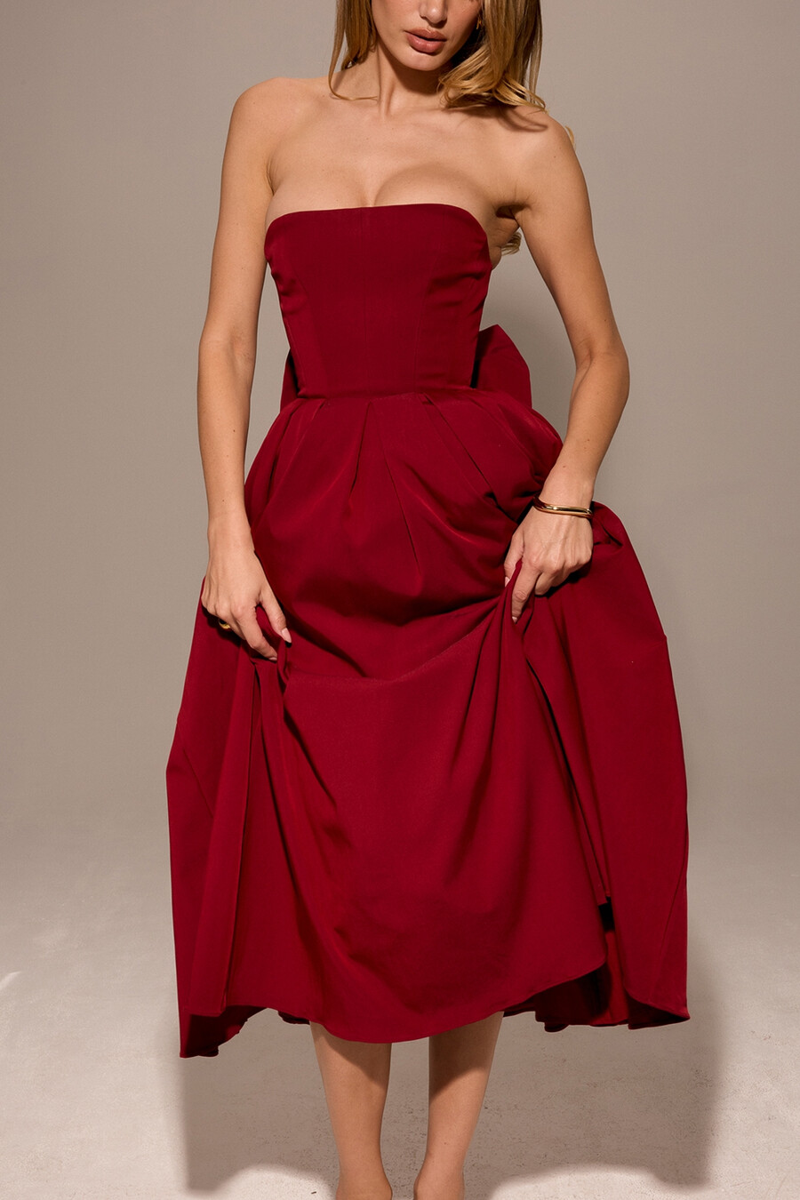 beerenfarbenes trägerloses midikleid mit abnehmbarer schleife