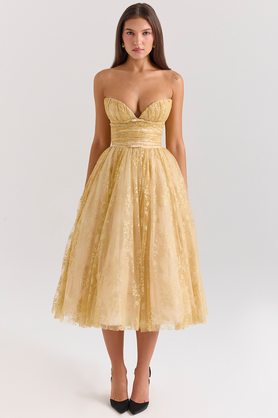 goldfarbenes metallisch schimmerndes midi-kleid aus spitze und tüll