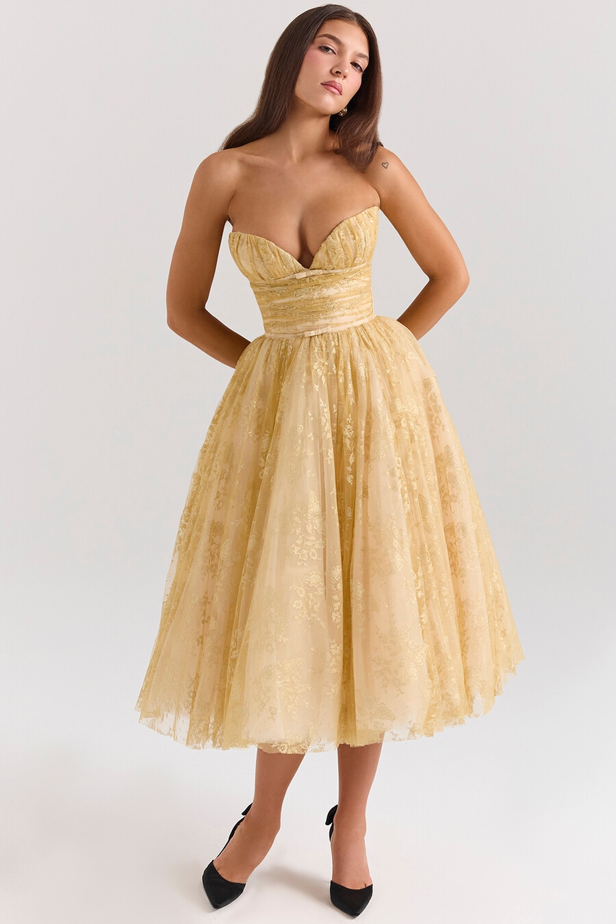 goldfarbenes metallisch schimmerndes midi-kleid aus spitze und tüll
