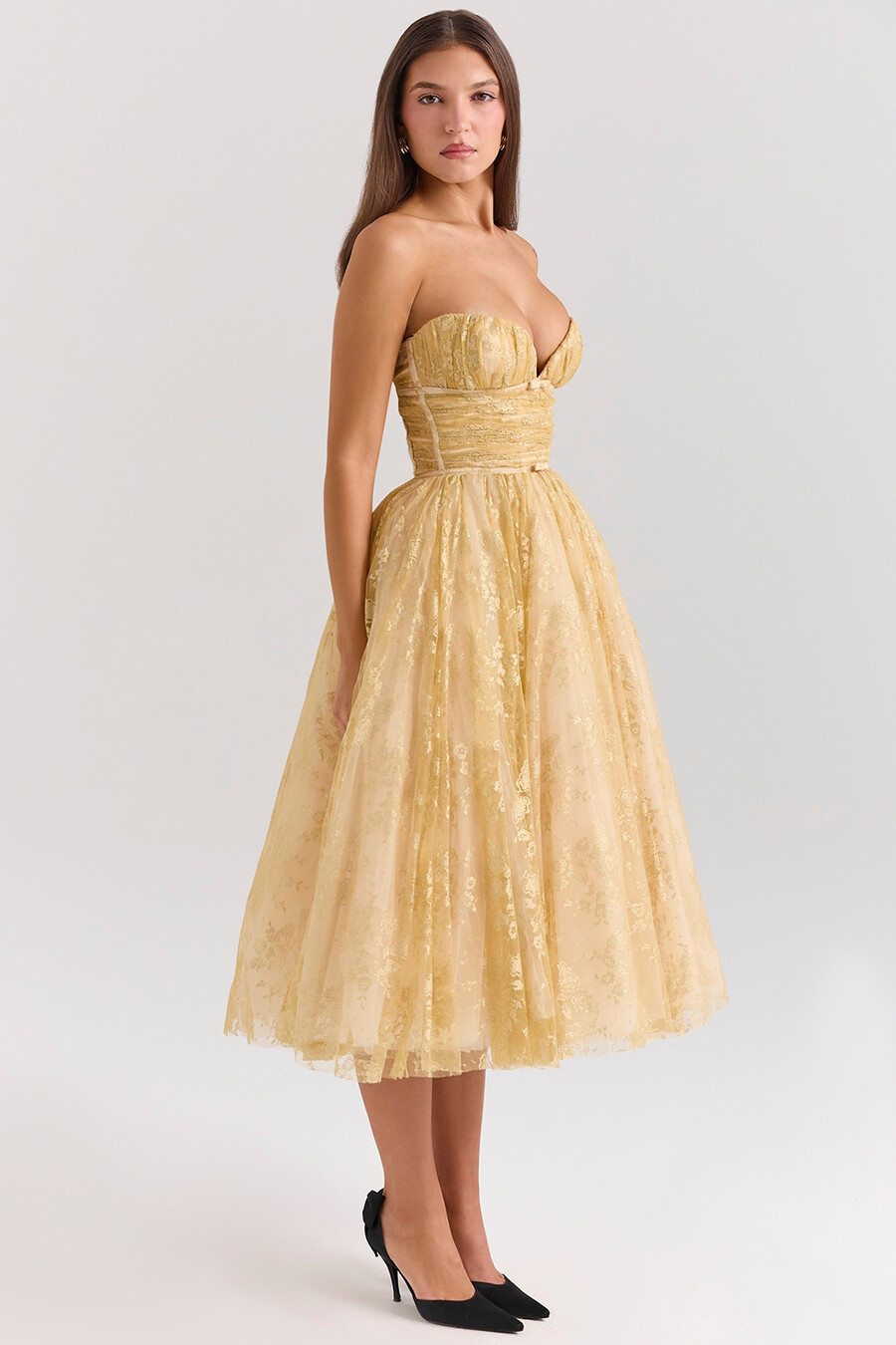 goldfarbenes metallisch schimmerndes midi-kleid aus spitze und tüll