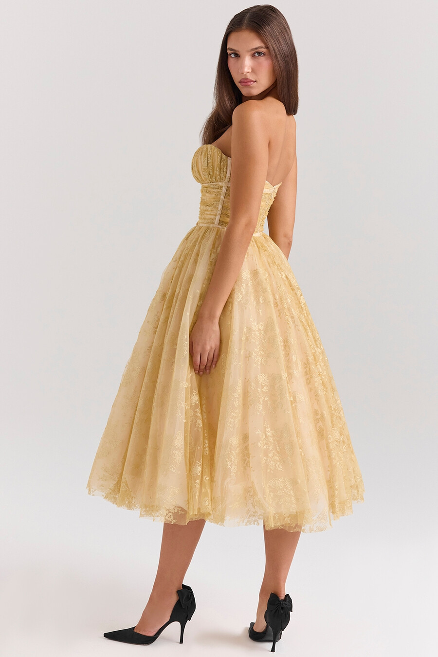 goldfarbenes metallisch schimmerndes midi-kleid aus spitze und tüll