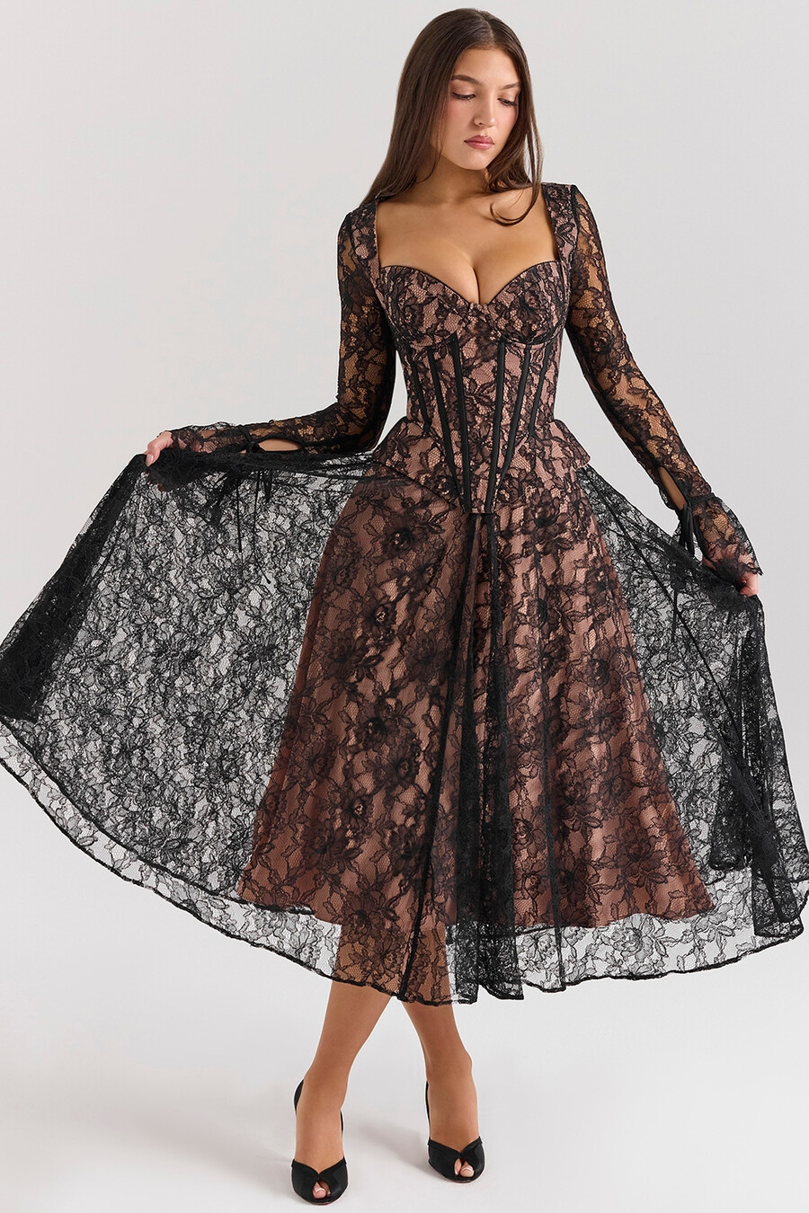 schwarzes midikleid aus spitze mit korsettmuster