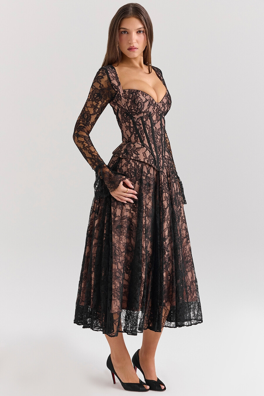 schwarzes midikleid aus spitze mit korsettmuster