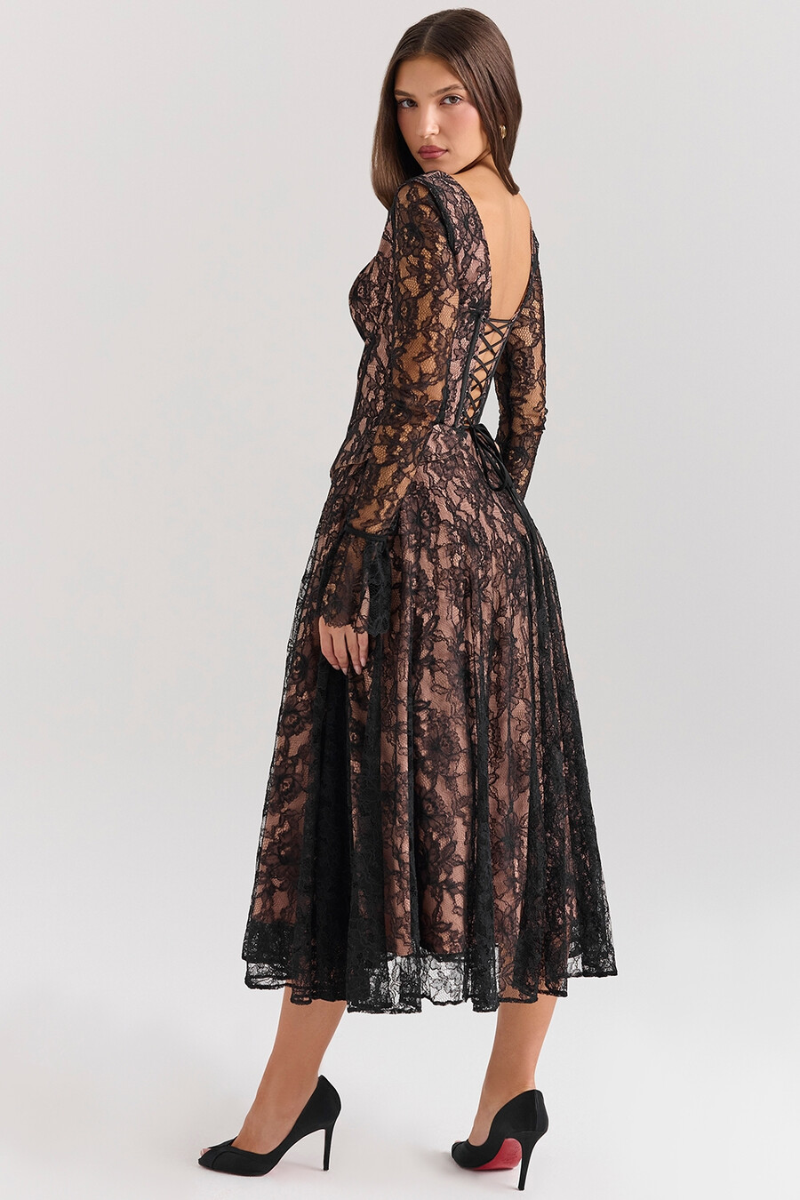 schwarzes midikleid aus spitze mit korsettmuster