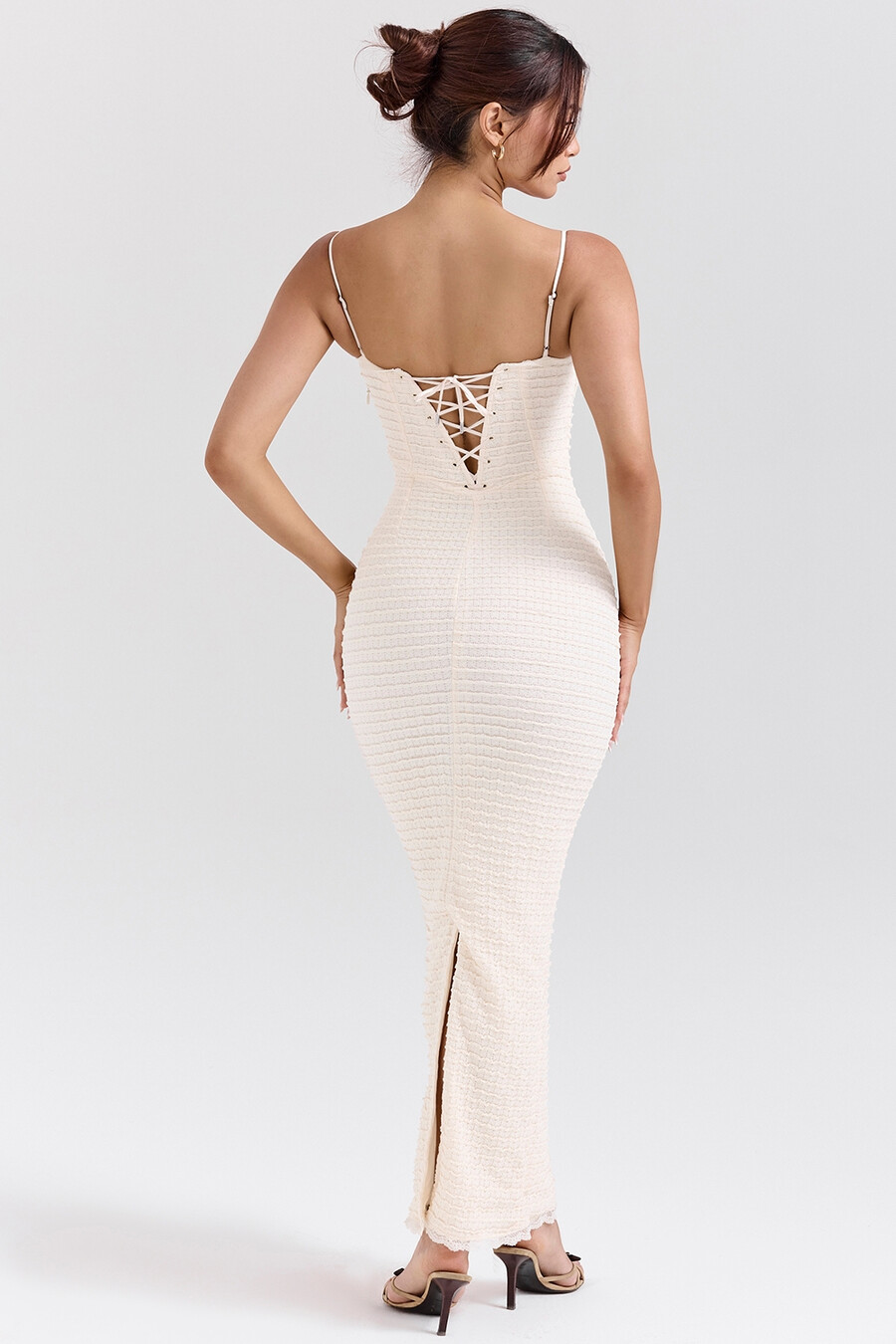 cremefarbenes midikleid mit rüschen und spitze
