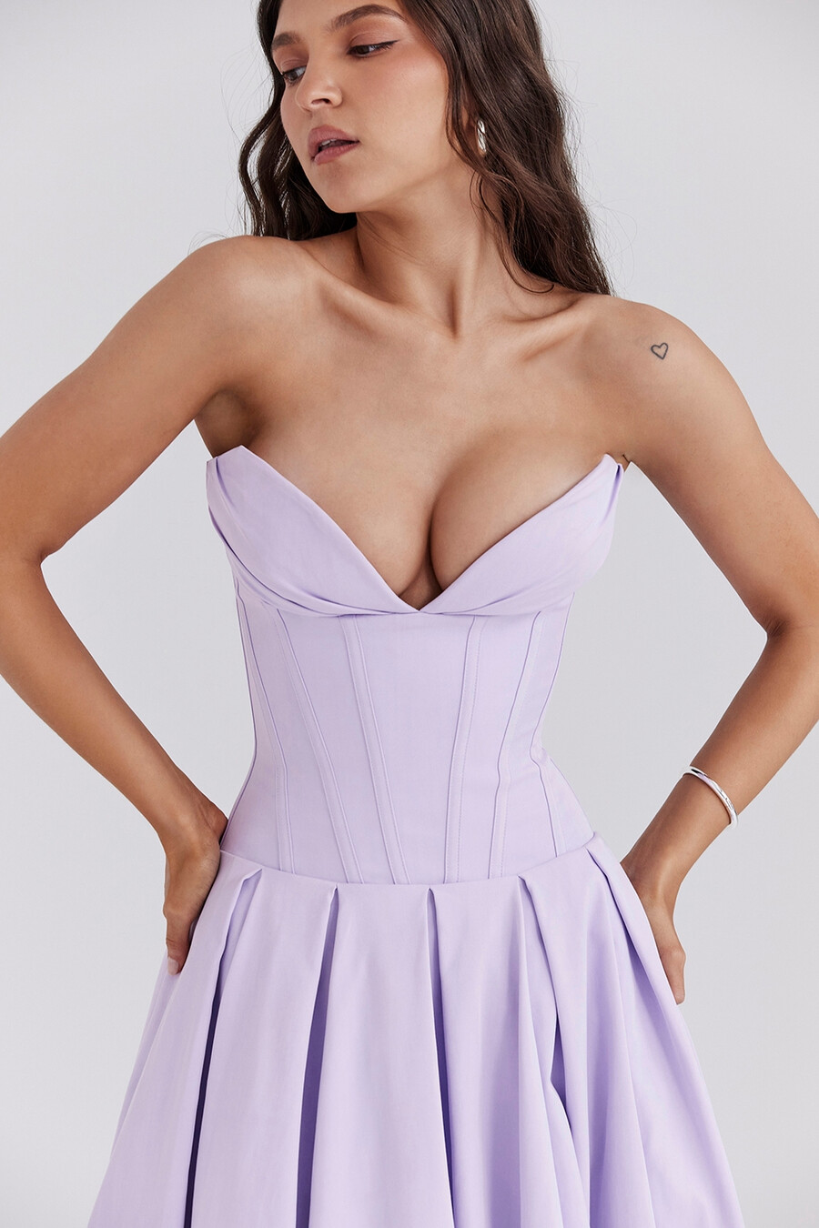 orchideenfarbenes trägerloses midikleid aus twill und tüll
