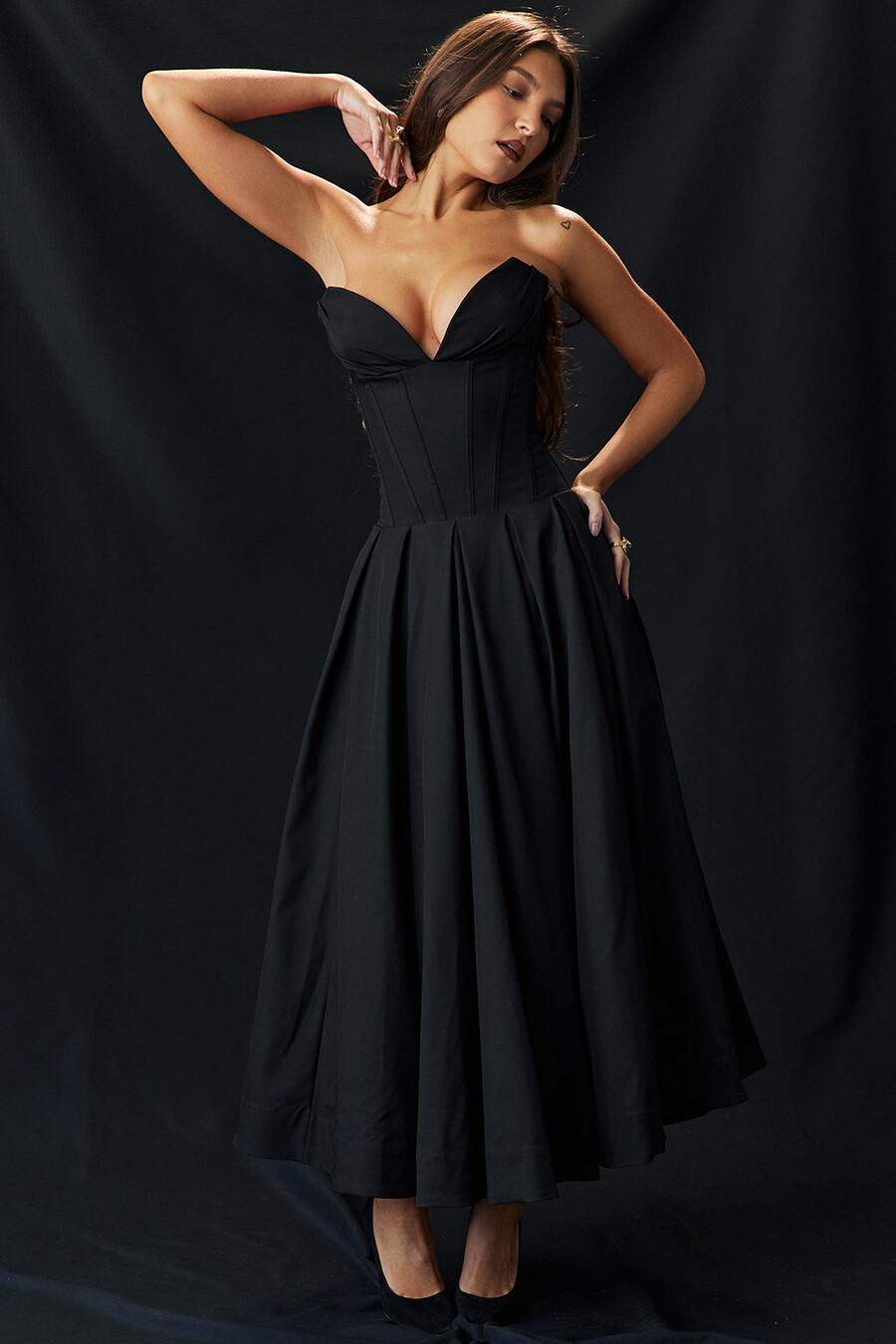 schwarzes trägerloses midikleid