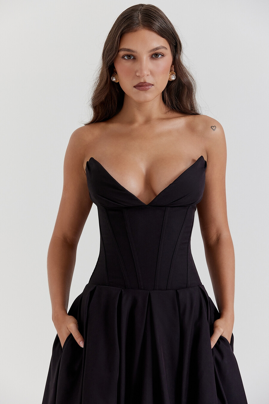 schwarzes trägerloses midikleid
