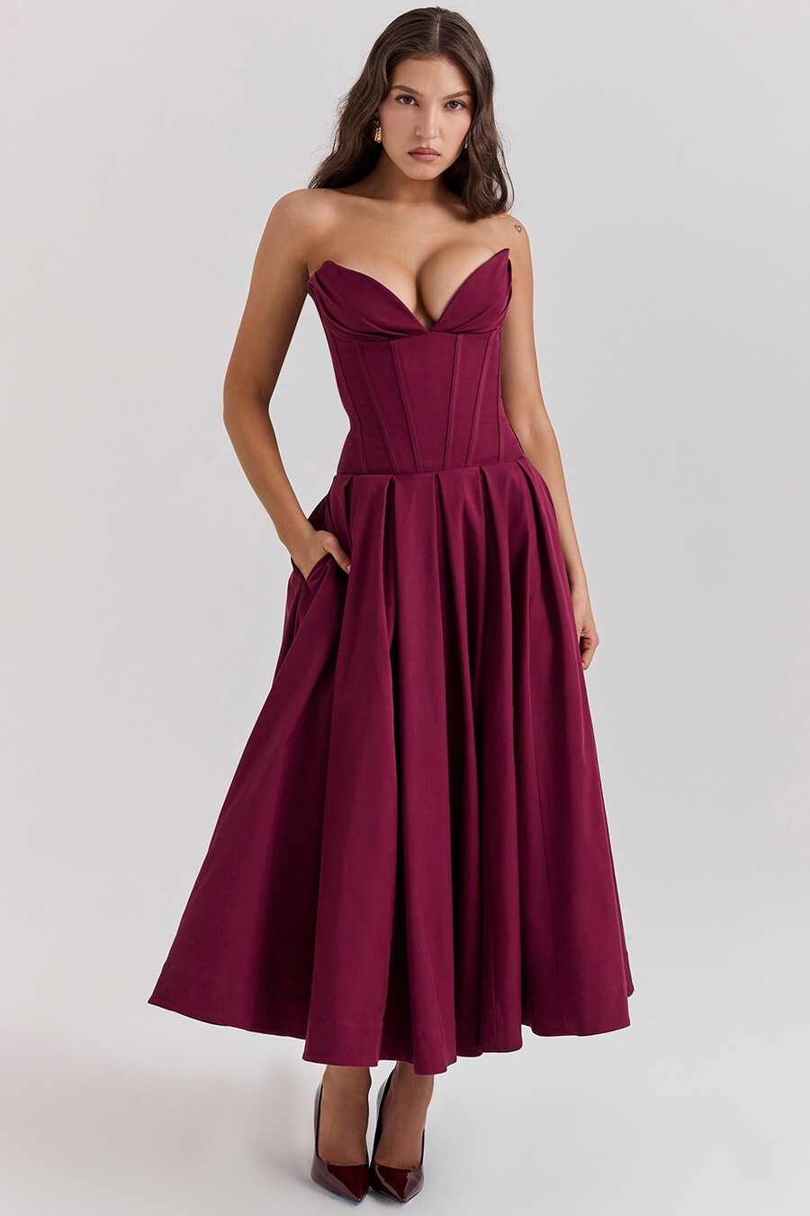 weinrotes trägerloses midikleid