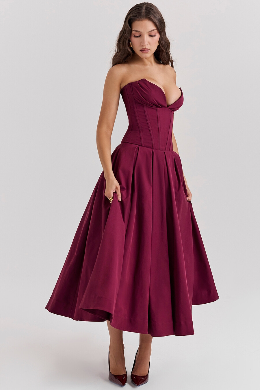 weinrotes trägerloses midikleid