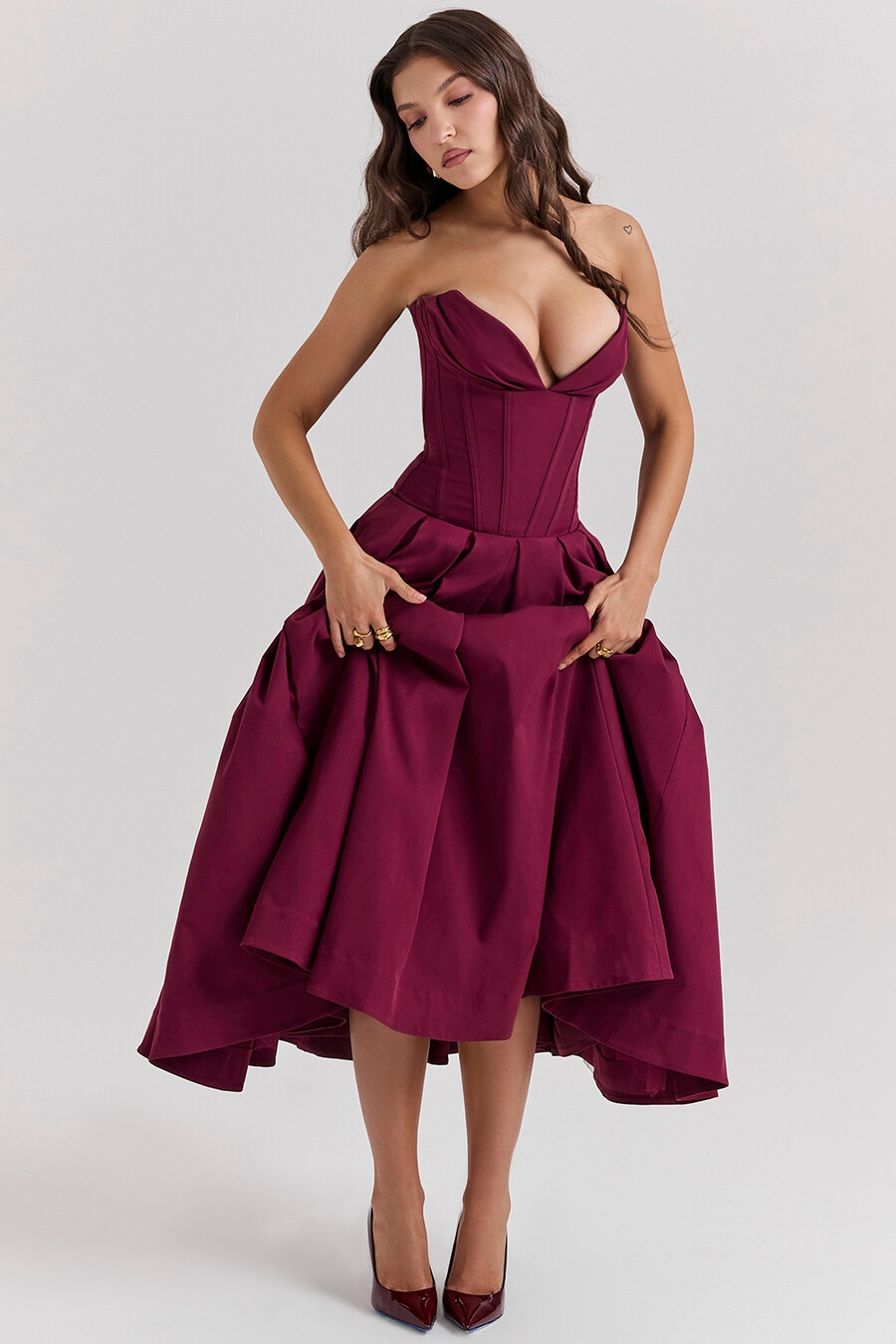 weinrotes trägerloses midikleid