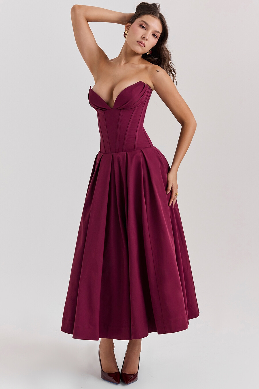 weinrotes trägerloses midikleid