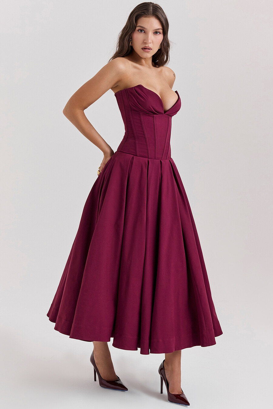 weinrotes trägerloses midikleid