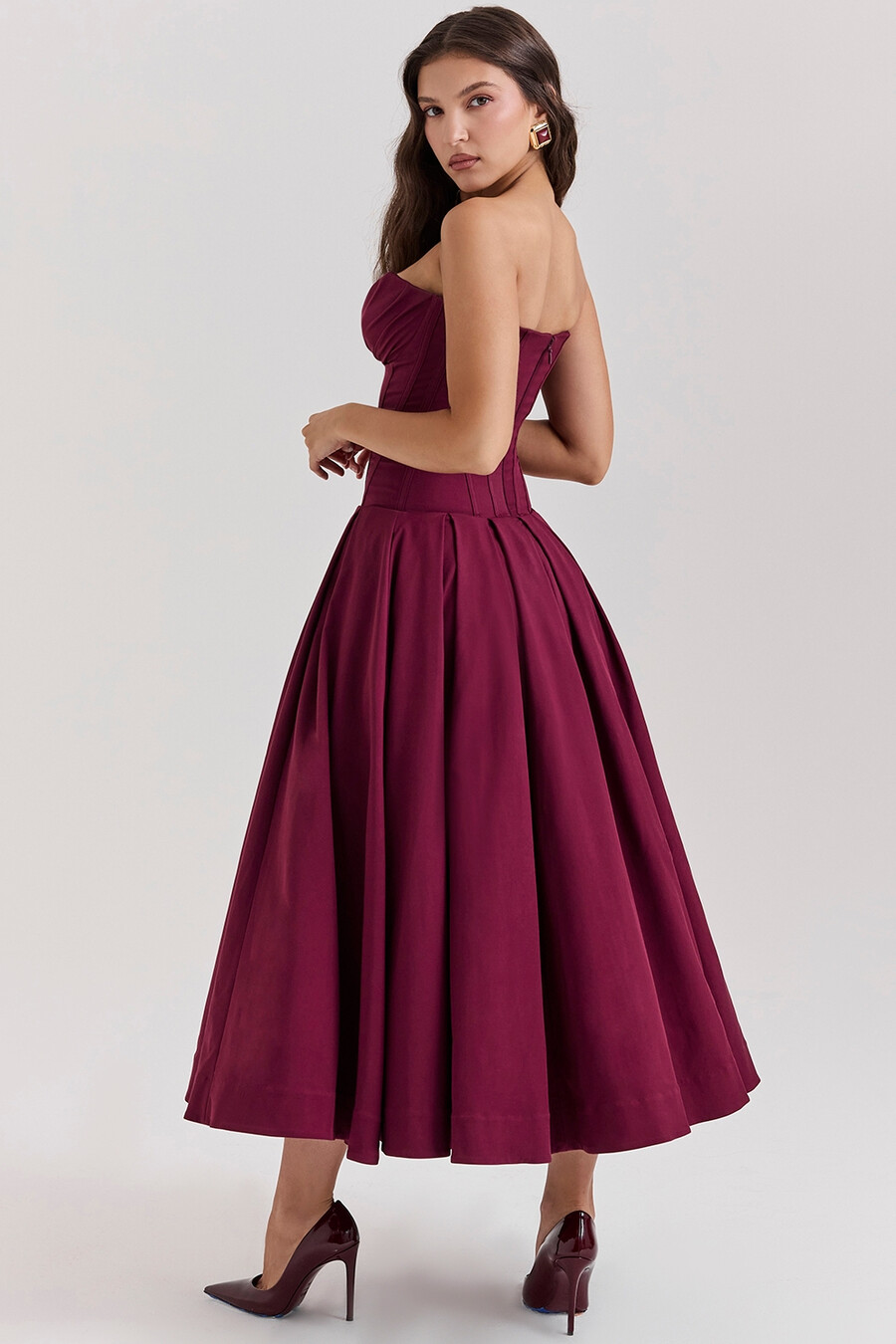 weinrotes trägerloses midikleid