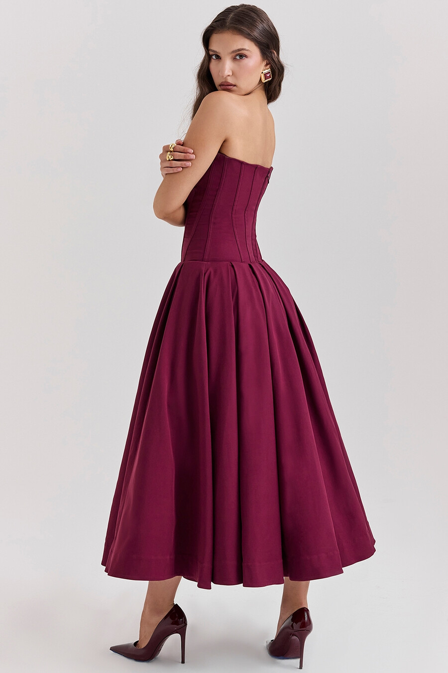 weinrotes trägerloses midikleid