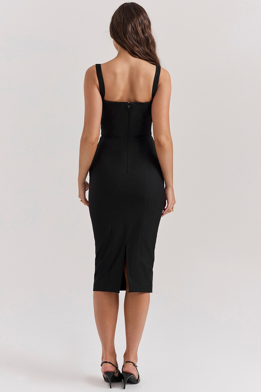 schwarzes midikleid mit herzausschnitt
